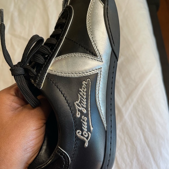 Authentic Louis Vuitton Ladies Sneakers, size (37) - Picture 6 of 16